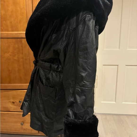Vintage luxe black leather jacket with faux fur - Picture 6 of 10